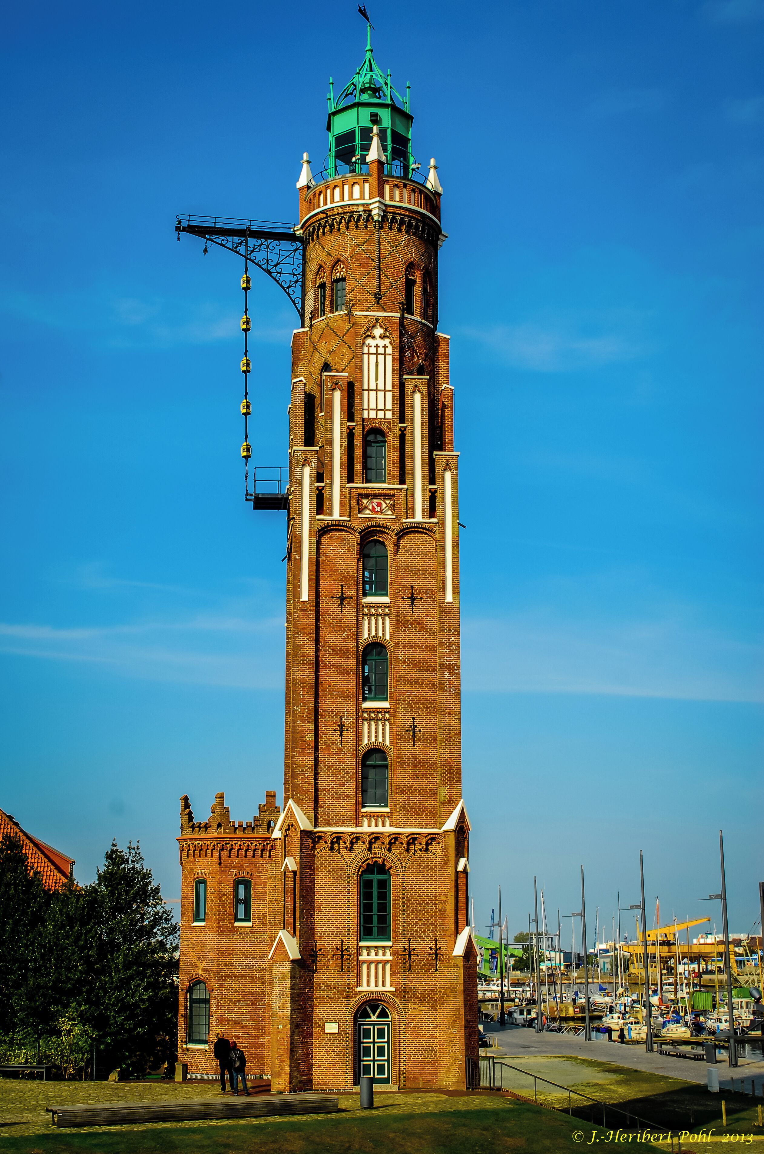 Der fast 40 m hohe Turm ging 1856 in Betrieb und steht noch heute als 'Bremerhaven Oberfeuer' am neuen Hafen der Stadt im Dienste der Sicherheit der Schiffahrt. Der Architek dieses im Stil der norddeutschen Backsteingotik gebauten Leuchtturmes war Simon Loschen. Seit 1984 steht der Turm unter Denkmalschutz.