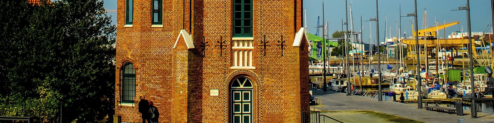 Der fast 40 m hohe Turm ging 1856 in Betrieb und steht noch heute als 'Bremerhaven Oberfeuer' am neuen Hafen der Stadt im Dienste der Sicherheit der Schiffahrt. Der Architek dieses im Stil der norddeutschen Backsteingotik gebauten Leuchtturmes war Simon Loschen. Seit 1984 steht der Turm unter Denkmalschutz.
