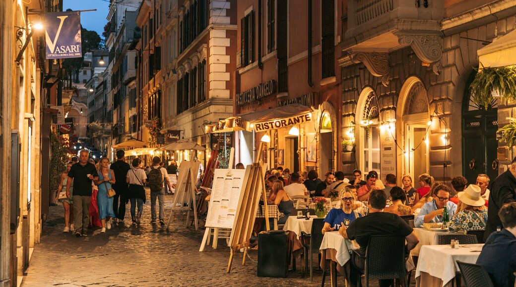 Campo Marzio showing a city, dining out and street scenes