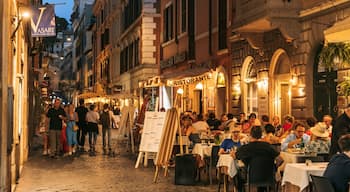 Campo Marzio showing a city, dining out and street scenes