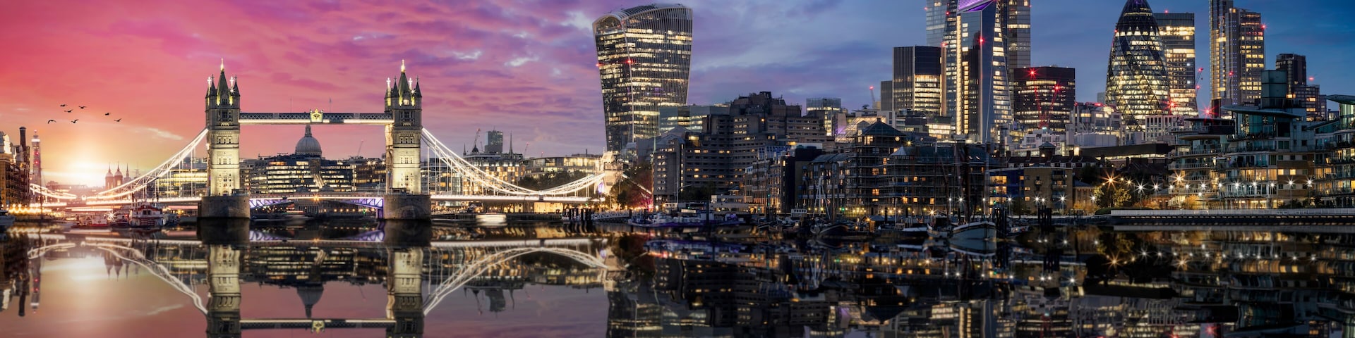 Der Londoner Himmel mit der Tower Bridge und dem Gherkin, die sich im Wasser spiegeln.