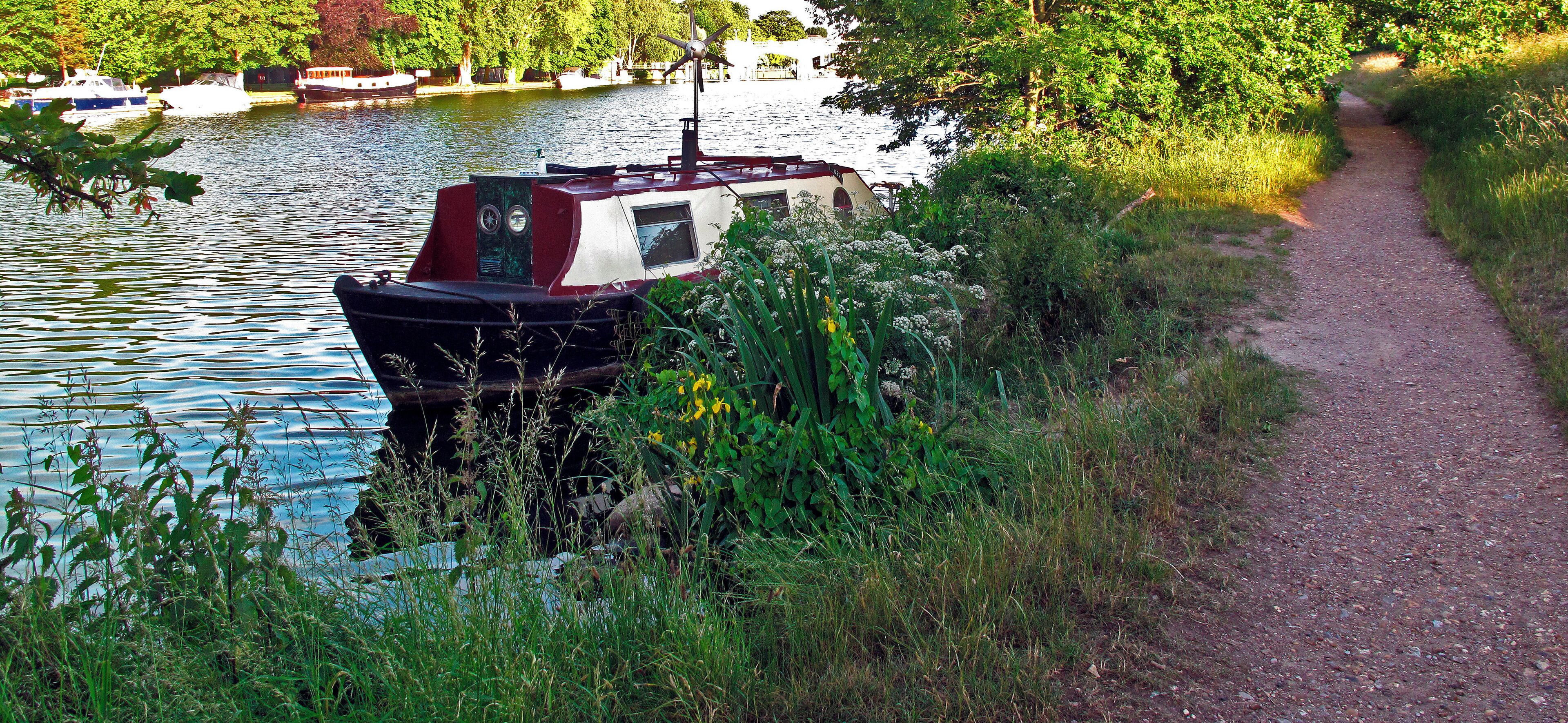 Approaching Teddington Lock.