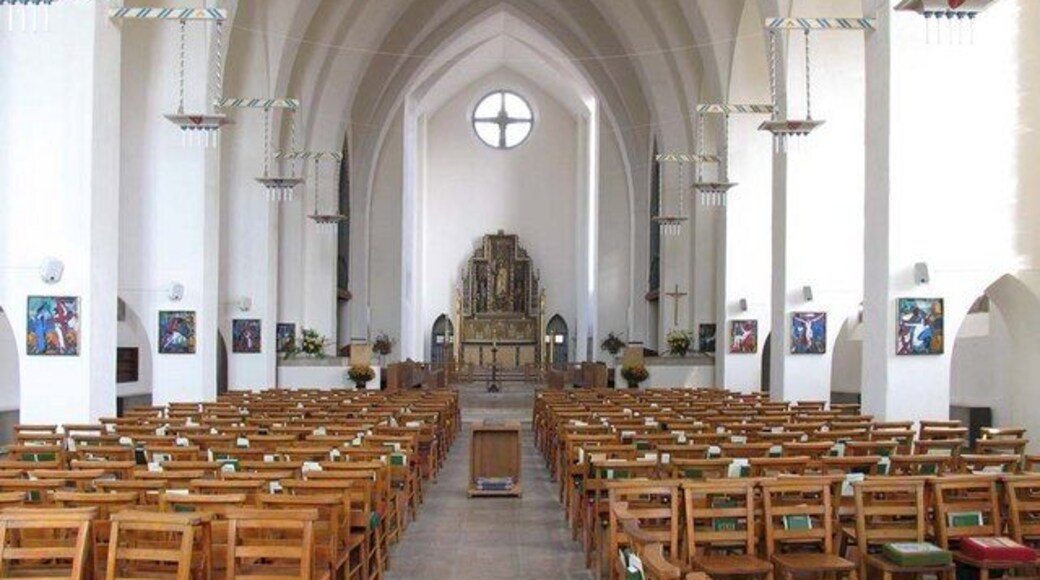 St Thomas, Hanwell, London W7 - east end