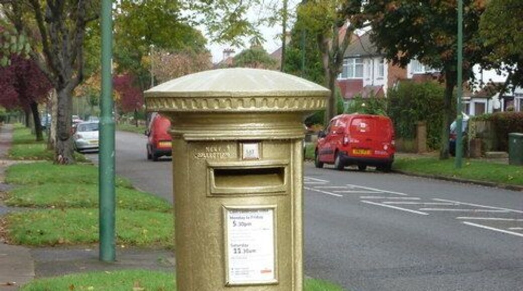 David Weir's gold postbox (No. SM6 152) at Foresters Drive, Wallington, London.