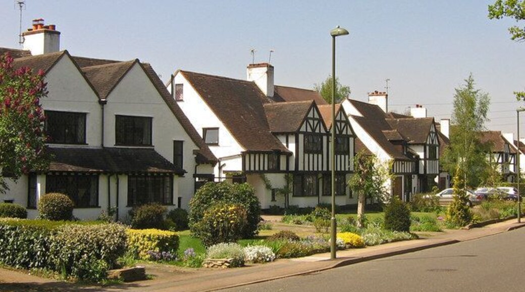 Willett Way Various builders were involved in developing Petts Wood in the late 1920s/1930s, and provided they subscribed to the overall vision of Basil Scruby, the man behind the concept of Petts Wood as a green field "garden suburb", they were allowed to leave their individual mark. These houses in Willett Way were built by one of the best known builders in Petts Wood, Noel Rees, typified by his "Tudor" style. Willett Way is one of a number of sites in Petts Wood commemorating William Willett, the man behind daylight saving, the precursor of "British Summer Time", who lived in nearby Chislehurst and whose idea came to him while riding in pre-development Petts Wood.