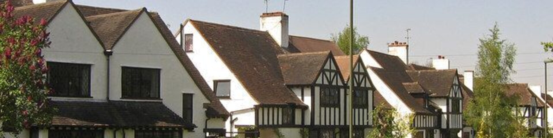 Willett Way Various builders were involved in developing Petts Wood in the late 1920s/1930s, and provided they subscribed to the overall vision of Basil Scruby, the man behind the concept of Petts Wood as a green field "garden suburb", they were allowed to leave their individual mark. These houses in Willett Way were built by one of the best known builders in Petts Wood, Noel Rees, typified by his "Tudor" style. Willett Way is one of a number of sites in Petts Wood commemorating William Willett, the man behind daylight saving, the precursor of "British Summer Time", who lived in nearby Chislehurst and whose idea came to him while riding in pre-development Petts Wood.