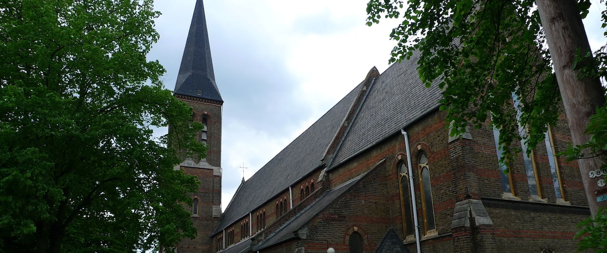 Holy Saviour Church, St Saviours Road, Croydon. Image taken from the East. Both the church and the wall surrounding the churchyard are Grade II listed structures. Croydon, Holy Saviour at the Anglican Diocese of Southwark Church Of St Saviour at English Heritage Wall Enclosing Churchyard Of Church Of St Saviour at English Heritage