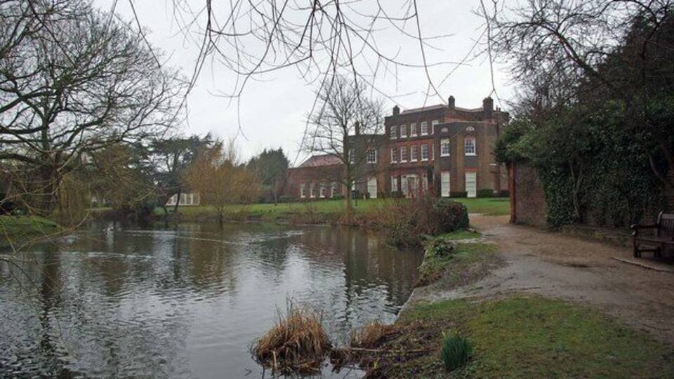 Langtons, Hornchurch Langtons was given to the Borough of Hornchurch in 1929, it was used as council offices until 1965 when Hornchurch became part of Havering. See http://www.friendsoflangtonsgardens.co.uk/ and Langtons for more information