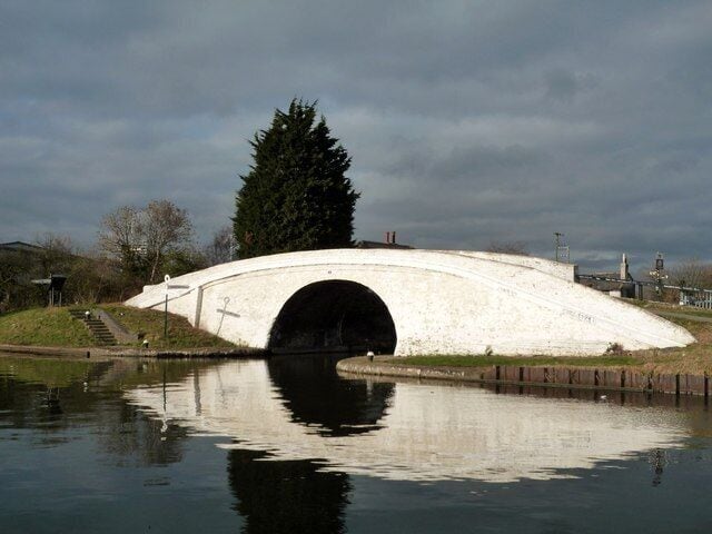 Bulls Bridge, Grand Union Canal Bulls Bridge (built 1801) spans the entrance to the Paddington Arm linking Paddington to Uxbridge. It was begun in 1801 and was joined to the main canal at Bulls Bridge in 1805.