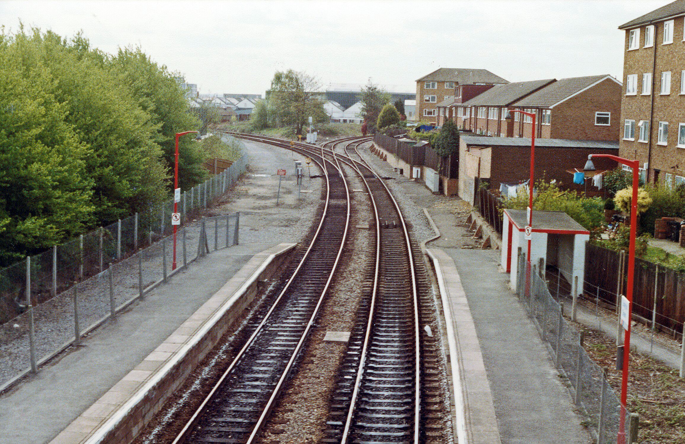 Drayton Green station, 1990. View southward, towards West Ealing (left), Hanwell (right): ex-GWR loop line, West Ealing/Hanwell - Greenford. The loop is traversed by a local service Ealing Broadway - Greenford, but is also a useful link between the Reading and North main lines for freight.