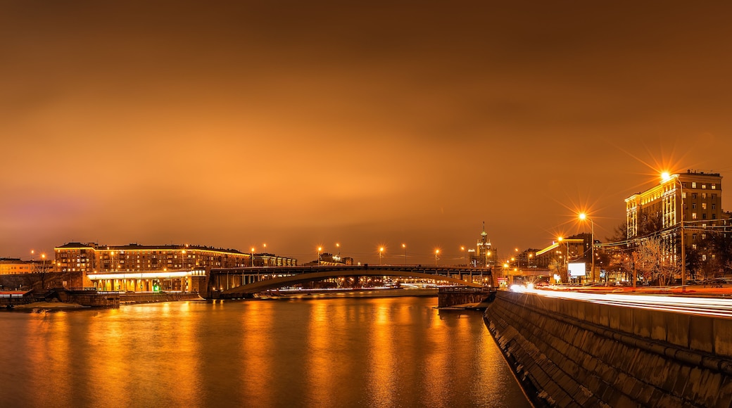 Night Moscow. View of the river and bridge. Downtown, Zamoskvorechye, Krasnokholmskaya Embankment.