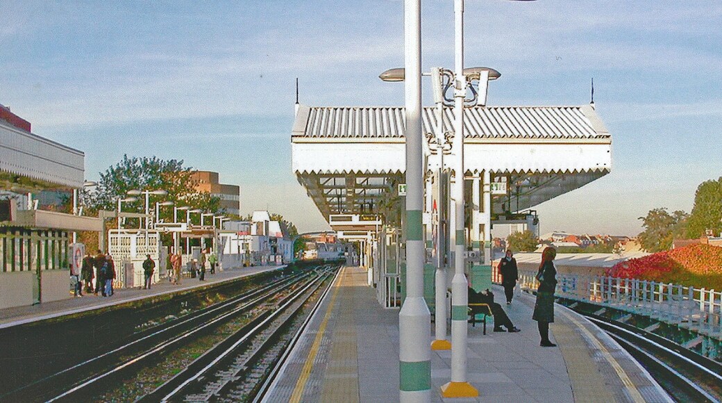 Putney Bridge Station, looking towards Earls Court. View northward, towards Earls Court etc.: London Underground District Line from Wimbledon. A London-bound train is disappearing from the Up platform (No. 1) and strangely enough, the middle platform (No. 2) is a bay.