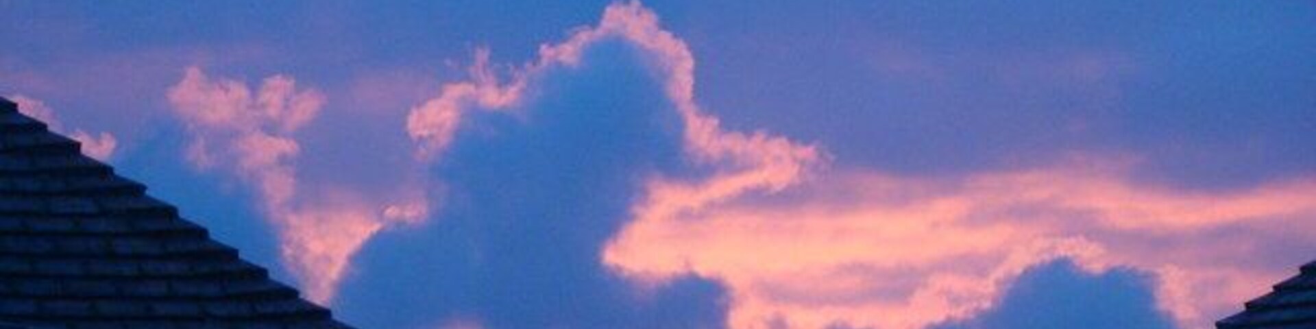 Red sky at night, shepherd's delight... How true that is I can't say, because I don't remember there being any sunny weather the next day! Anyhow, this pleasant sunset over Valentines Park makes an interesting sight, since the sky is mostly dull and grey, and yet we still have the colours of sunset peeking through! This was taken between the rooftops of numbers 17 and 19 Middleton Gardens - the concrete chimney in the background being one on the rear of a Perth Road house - looking south-south west towards Valentines Park.