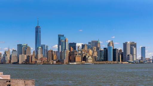 La Estatua de la Libertad en la ciudad de Nueva York, con el horizonte de Manhattan al fondo.