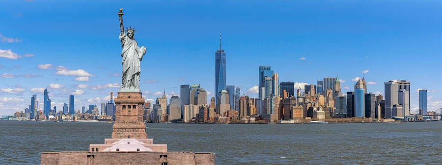 La Estatua de la Libertad en la ciudad de Nueva York, con el horizonte de Manhattan al fondo.