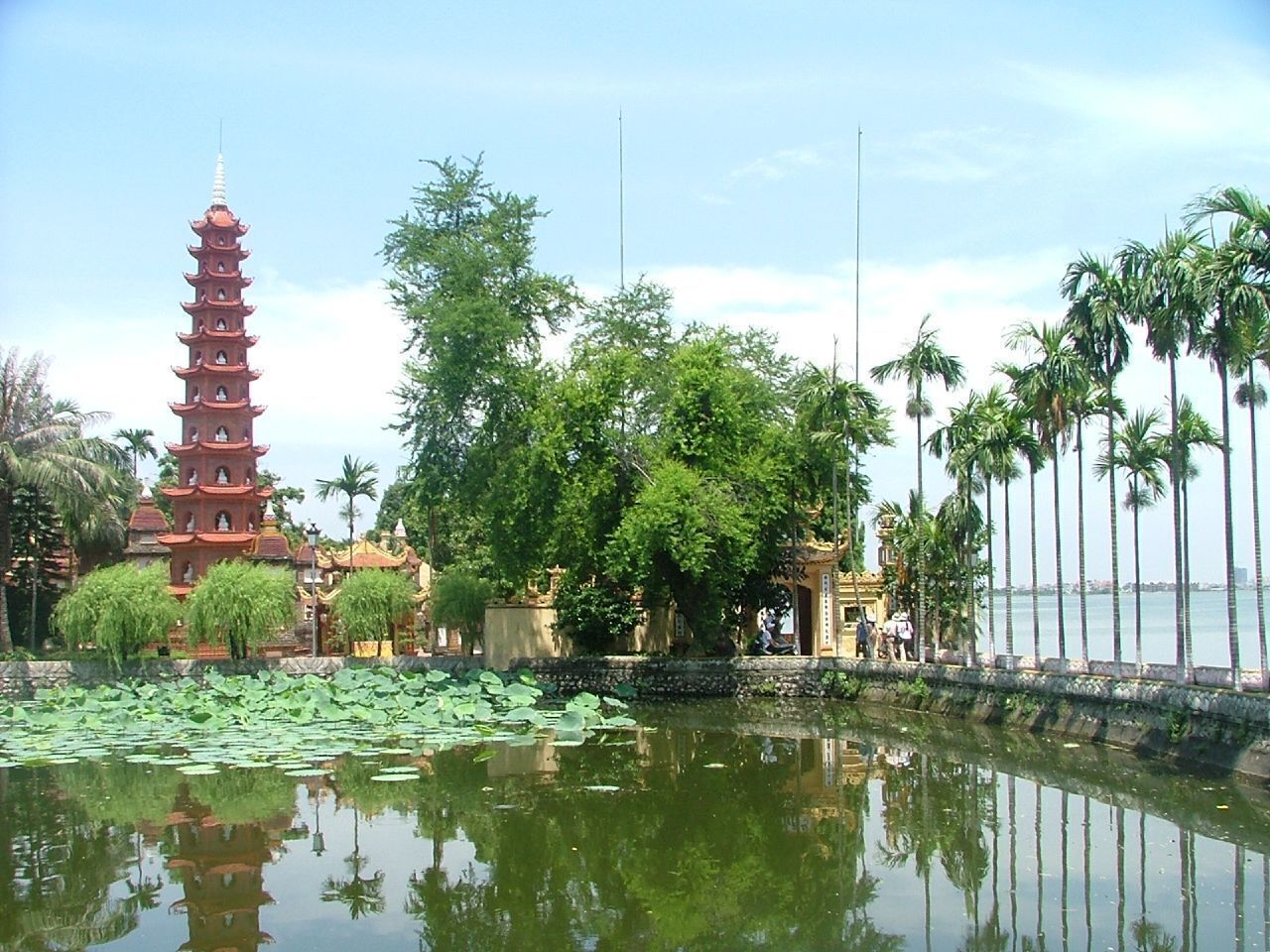 Chùa Trấn Quốc (鎭國寺) nằm trên một hòn đảo phía Đông Hồ Tây (quận Tây Hồ), chùa có lịch sử 1500 năm, được coi là lâu đời nhất ở Thăng Long - Hà Nội.