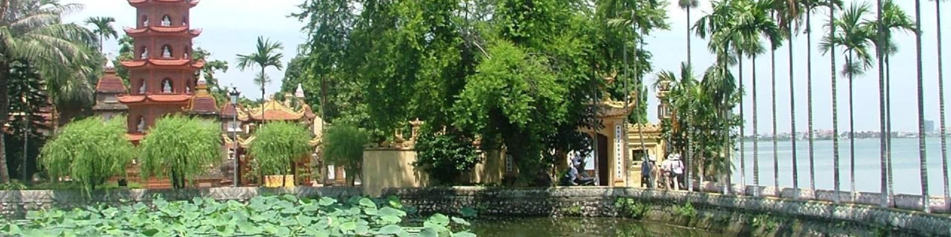 Une pagode, des bassins de lotus, des palmiers et une étendue d’eau paisible.