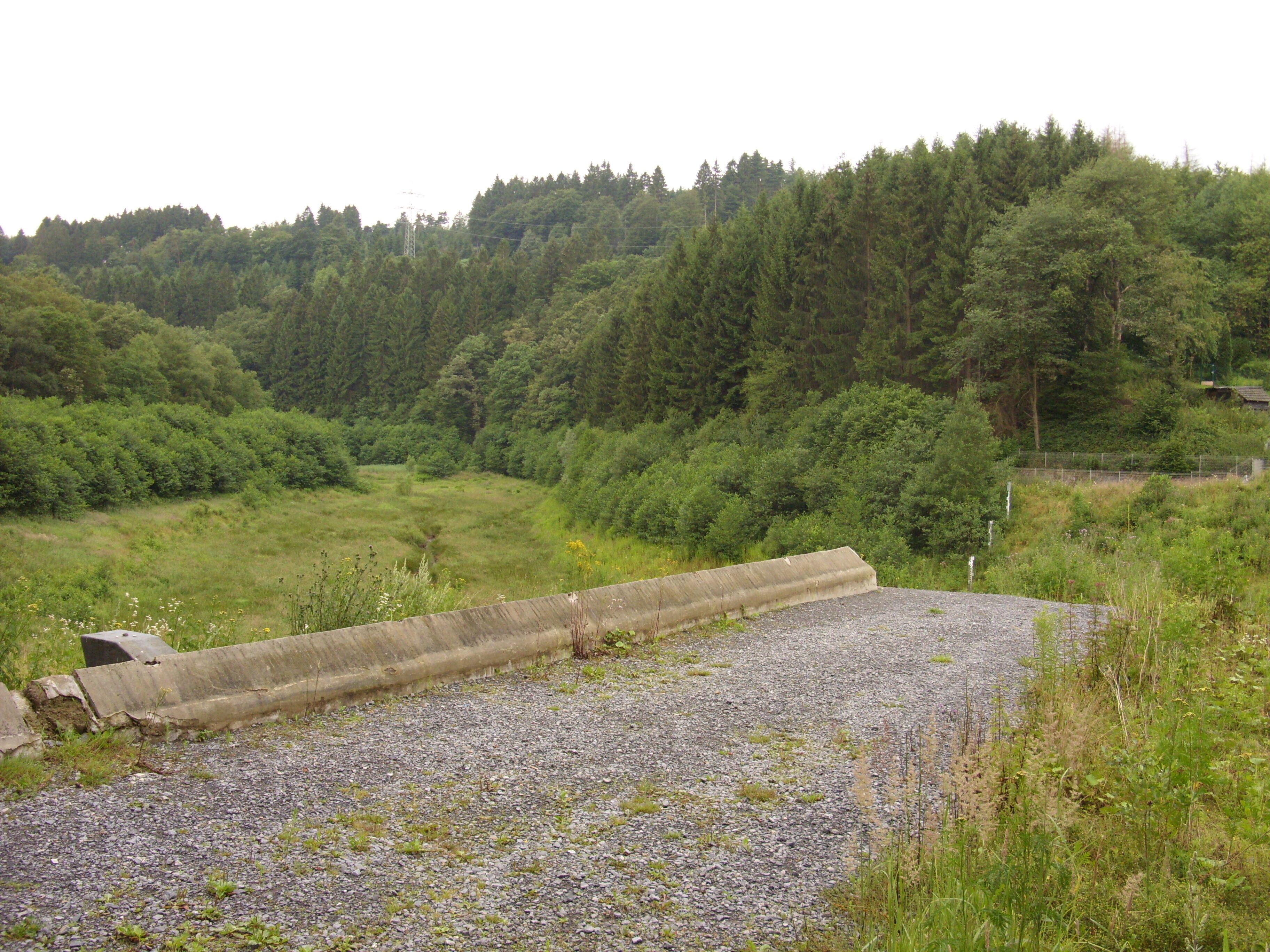 Rest der Staumauer der ehemaligen Unteren Herbringhauser Talsperre, Wuppertal, Nordrhein-Westfalen