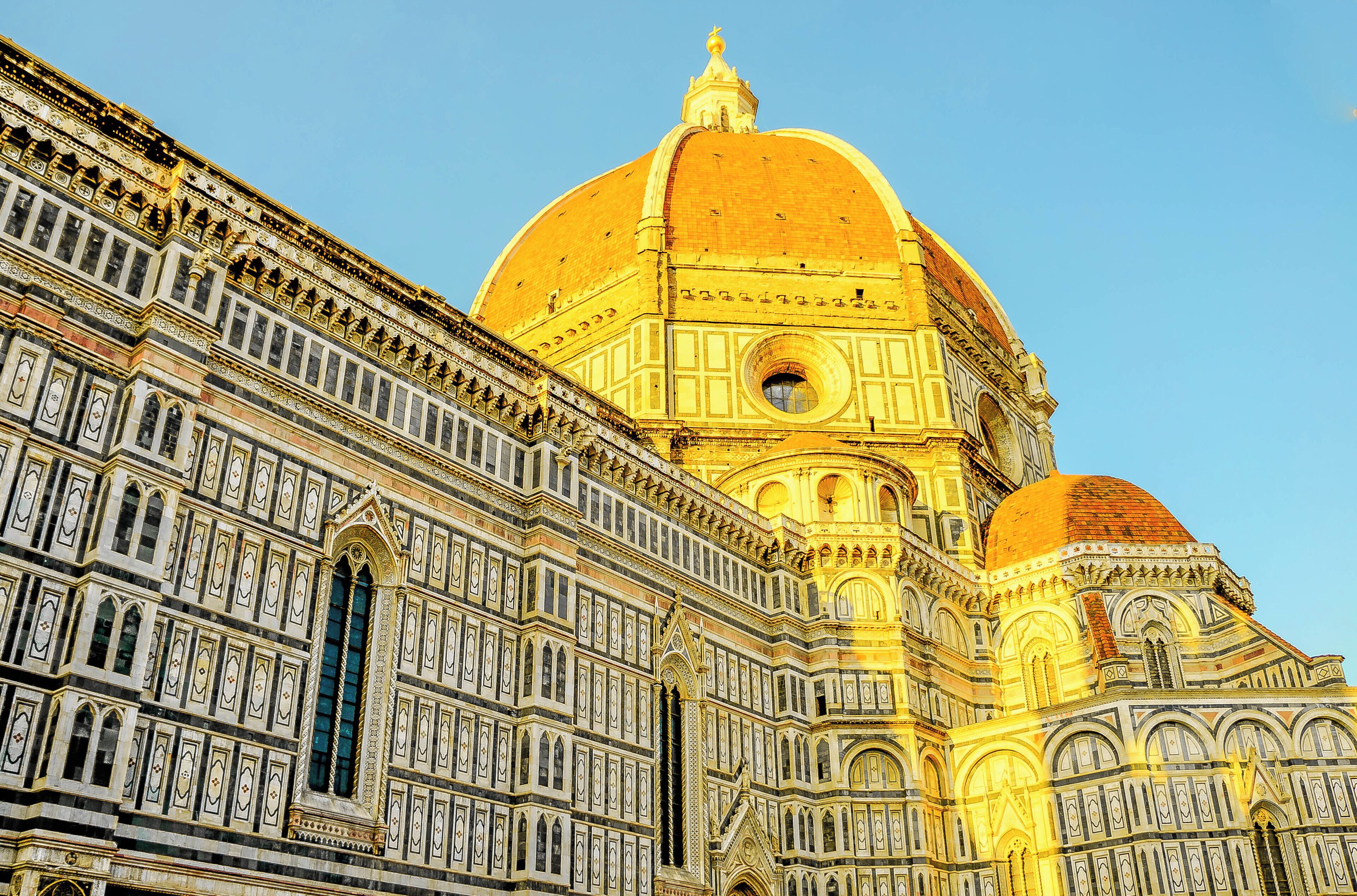 Die Fassade des Florentiner Doms mit aufwendiger gotischer Architektur und einer markanten Kuppel.
