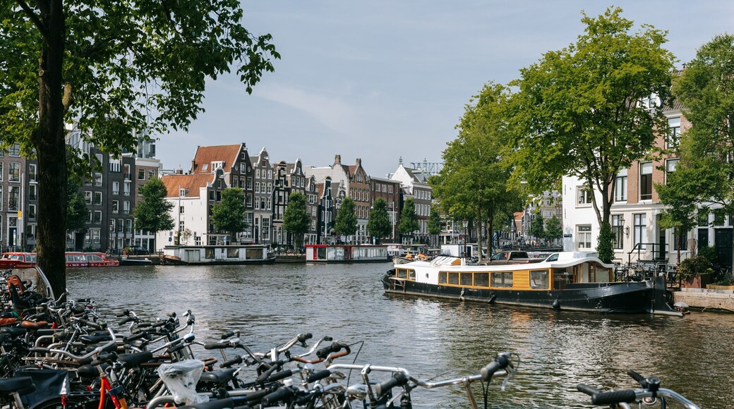 Nieuwmarkt en Lastage which includes a river or creek and a city