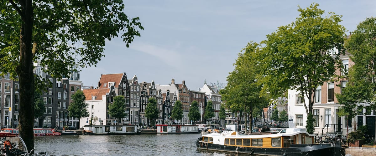 Nieuwmarkt en Lastage which includes a river or creek and a city