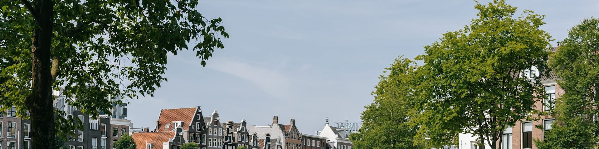 Nieuwmarkt en Lastage which includes a river or creek and a city