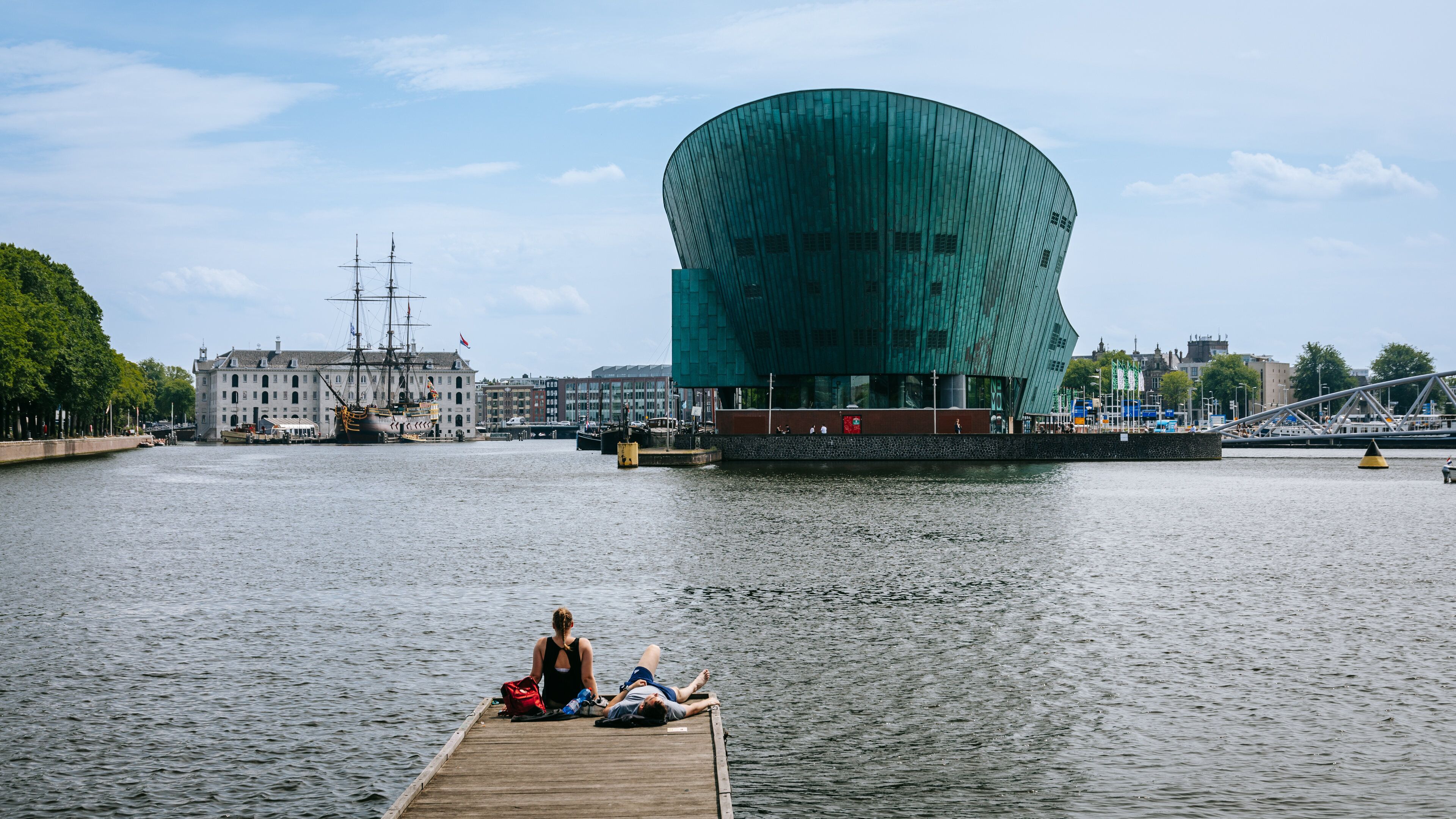 Nieuwmarkt en Lastage which includes modern architecture and a bay or harbor as well as a couple