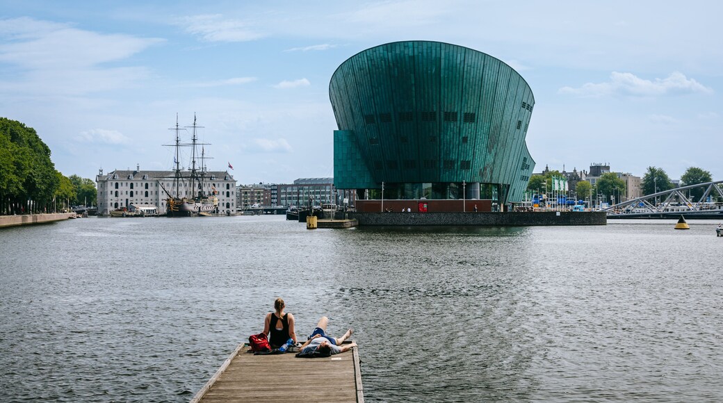 Nieuwmarkt en Lastage which includes modern architecture and a bay or harbor as well as a couple