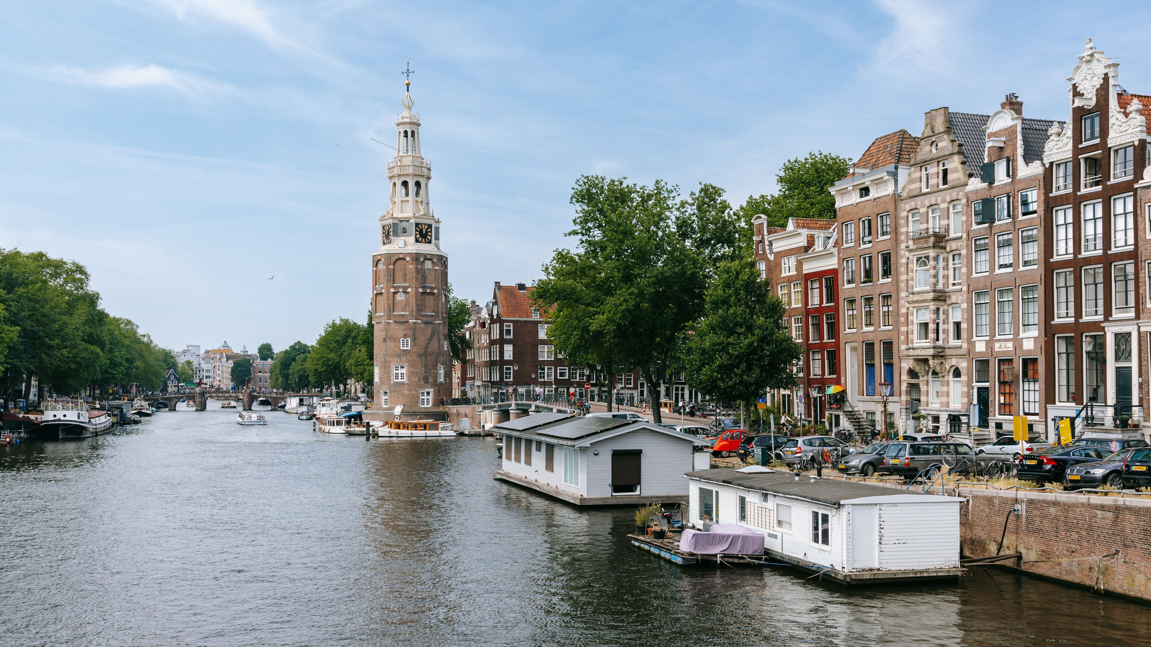 Nieuwmarkt en Lastage showing a river or creek and a city