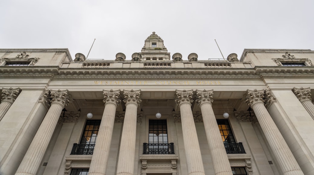 Westminster Council House med klassisk arkitektur, inklusive korintiske søjler og et trekantet gavl.