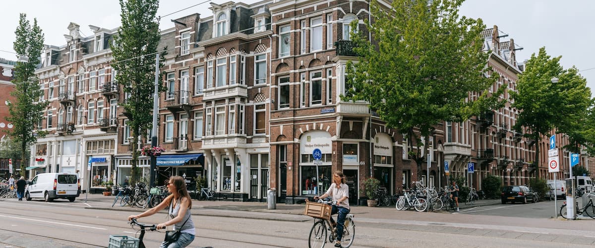 Helmersbuurt showing street scenes and cycling as well as a couple