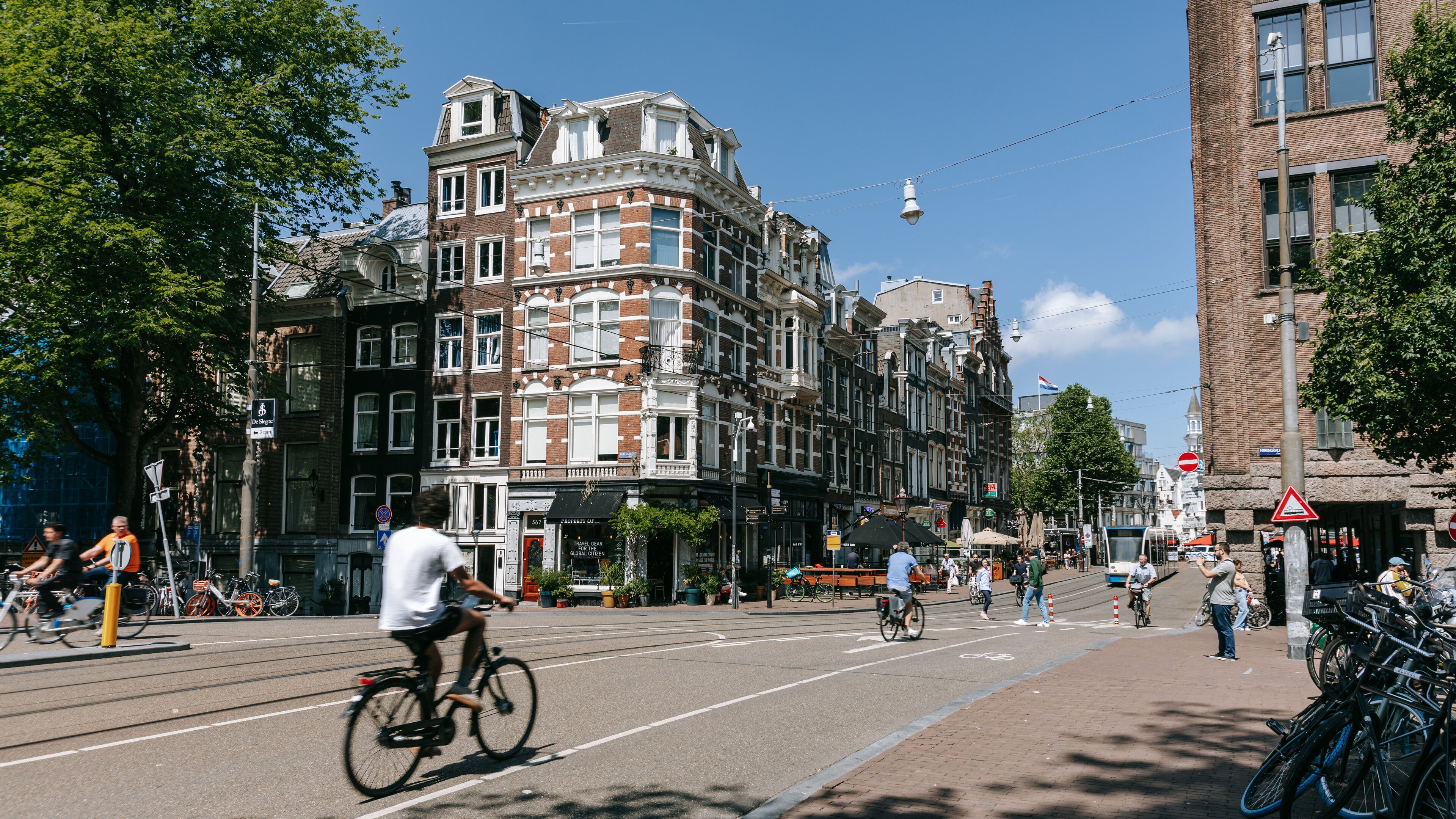 Grachtengordel-Zuid showing street scenes, cycling and a city