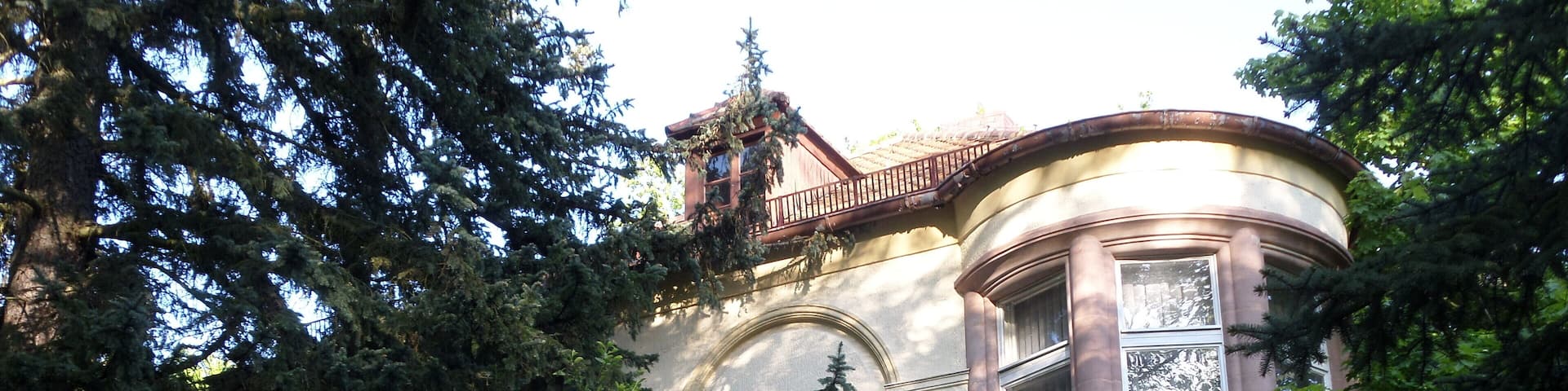 Erlenstegenstraße 54 - Villa - Zweigeschossiger Walmdachbau mit Eckerker und Erdgeschoss-Loggia, in neubarocken und neuklassizistischen Formen, Haustür eingefasst von Spätjugendstil-Kacheln, um 1914. - D-5-64-000-433