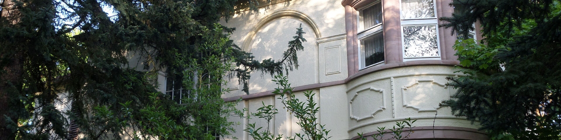 Erlenstegenstraße 54 - Villa - Zweigeschossiger Walmdachbau mit Eckerker und Erdgeschoss-Loggia, in neubarocken und neuklassizistischen Formen, Haustür eingefasst von Spätjugendstil-Kacheln, um 1914. - D-5-64-000-433