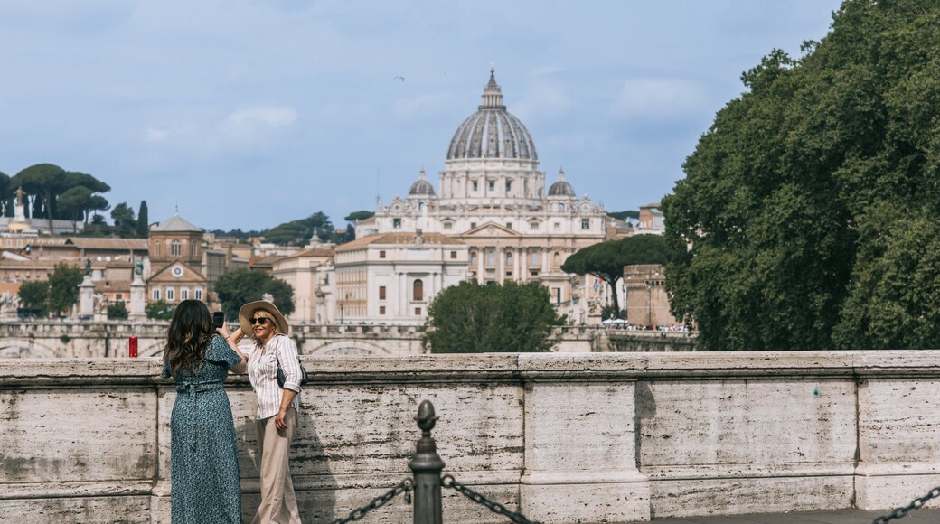 Ponte which includes heritage architecture, views and a city