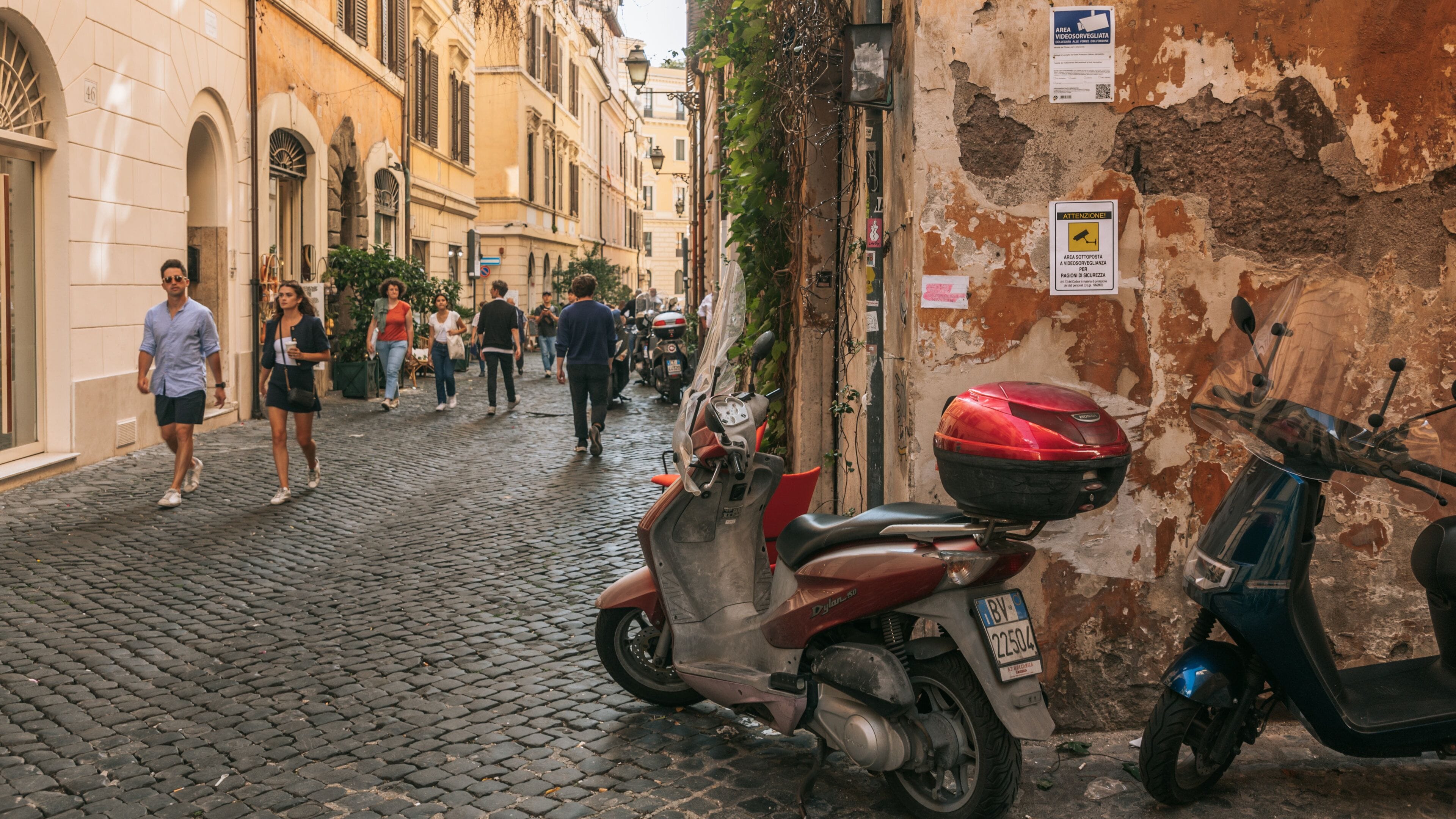 Ponte showing street scenes and a city