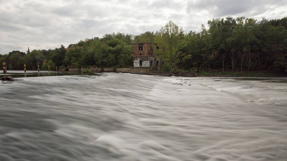 Blick auf Wehr Halle Trotha - Forstwerder zur Cröllwitzer-Actien-Papierfabrik
