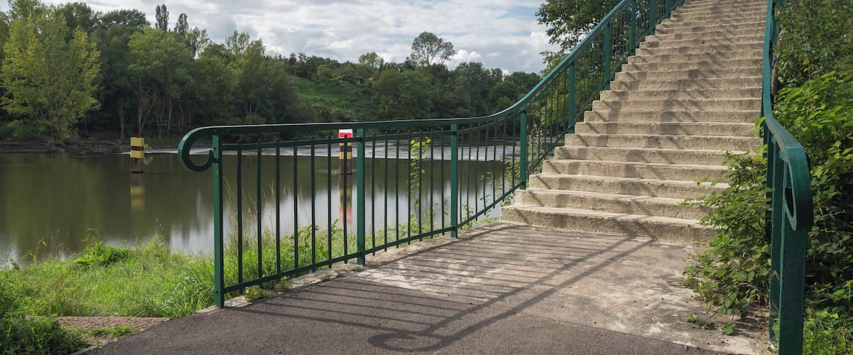 Ortslage Trotha, Halle (Saale) Blick auf Forstwerderbrücke (Katzenbuckelbrücke) zum Forstwerder, ehemaliges Flussbad an der Saale