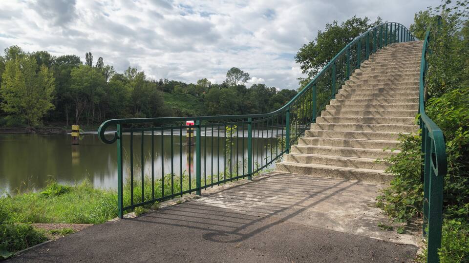 Ortslage Trotha, Halle (Saale) Blick auf Forstwerderbrücke (Katzenbuckelbrücke) zum Forstwerder, ehemaliges Flussbad an der Saale
