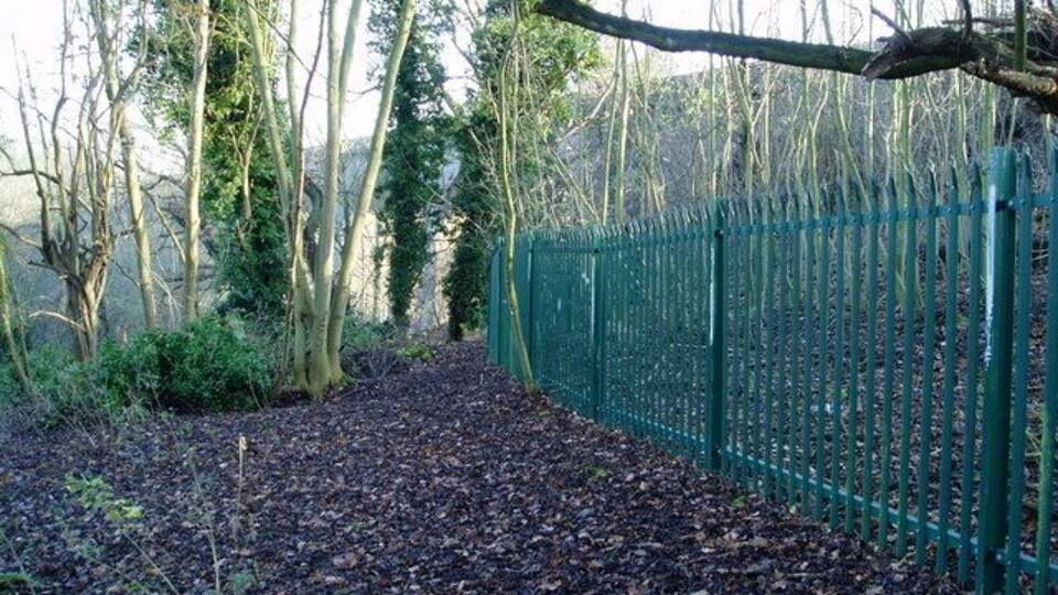 Fence preventing access to the Wharncliffe Viaduct - looking east