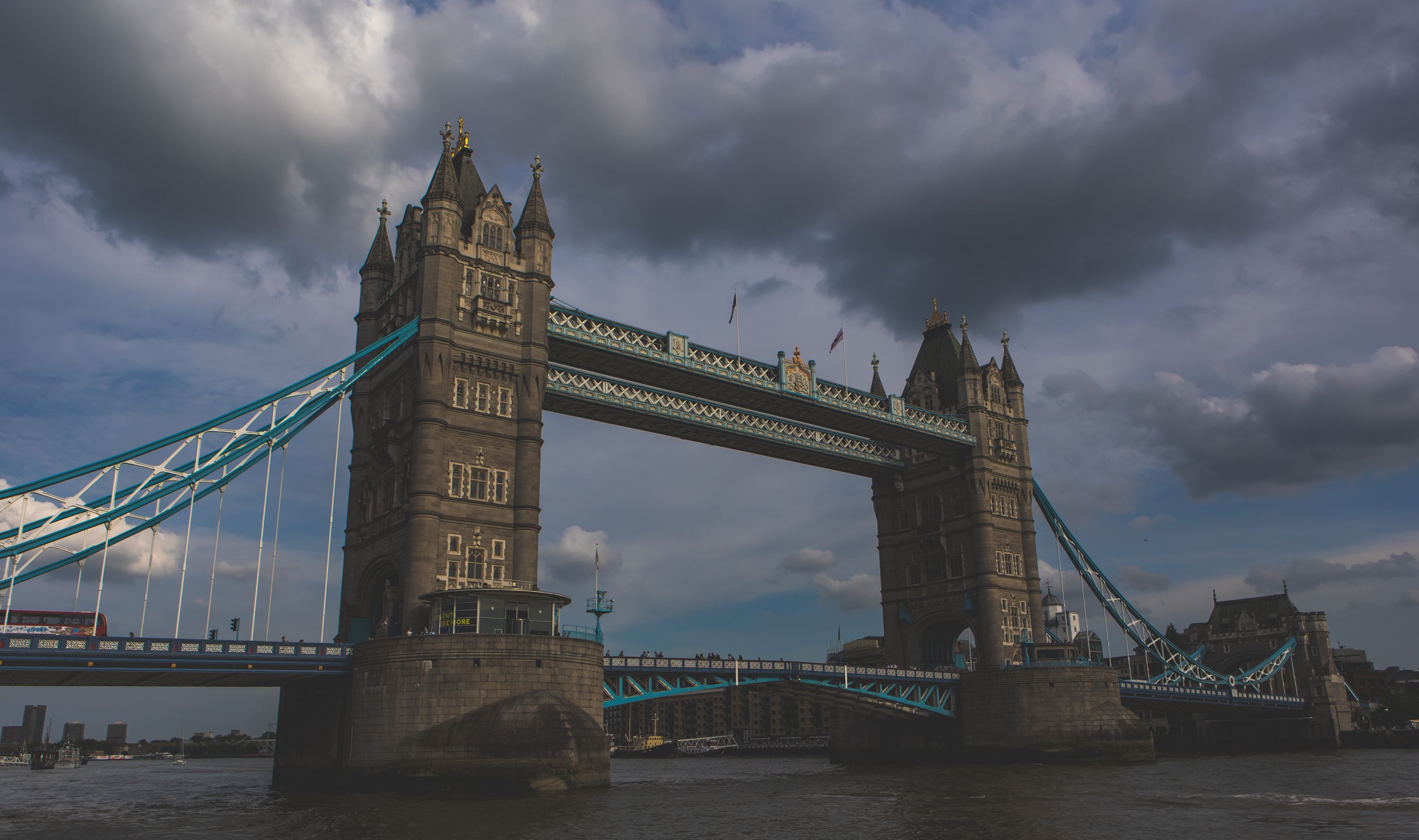 El Pont del Tower a Londres, amb les seves dues torres característiques i els seus cables de suspensió.