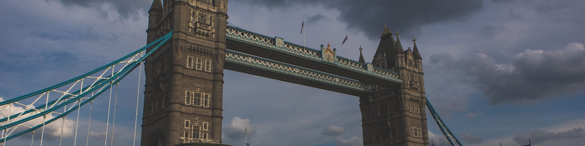 Le Tower Bridge de Londres, reconnaissable à ses deux tours jumelles distinctives et à ses câbles de suspension.