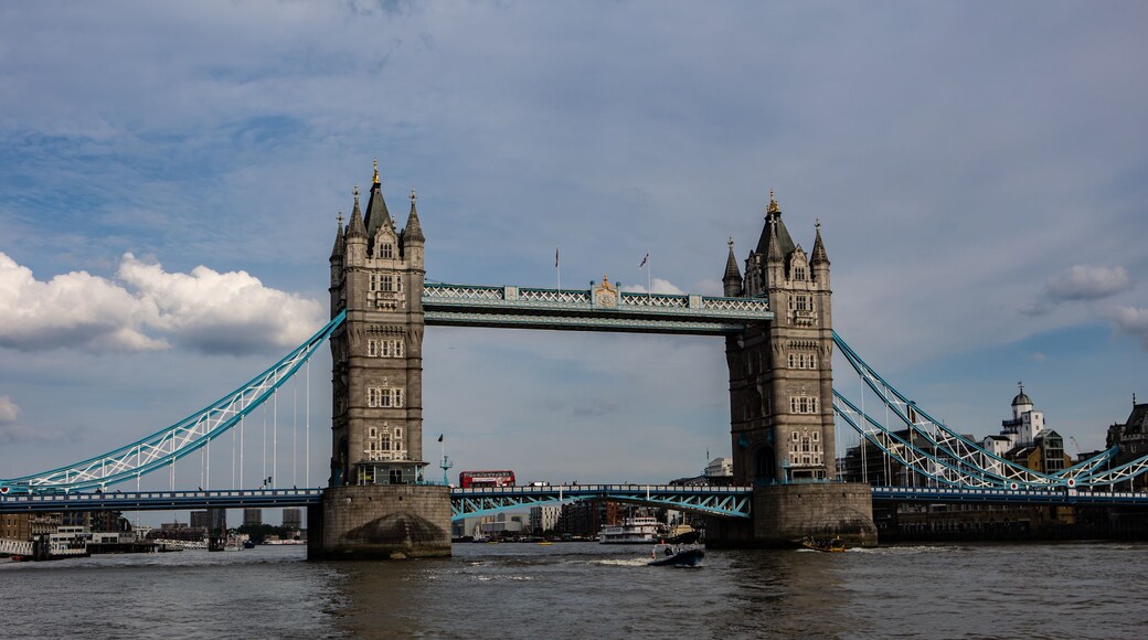 El Pont del Tower a Londres, amb el riu Tàmesi al primer pla.