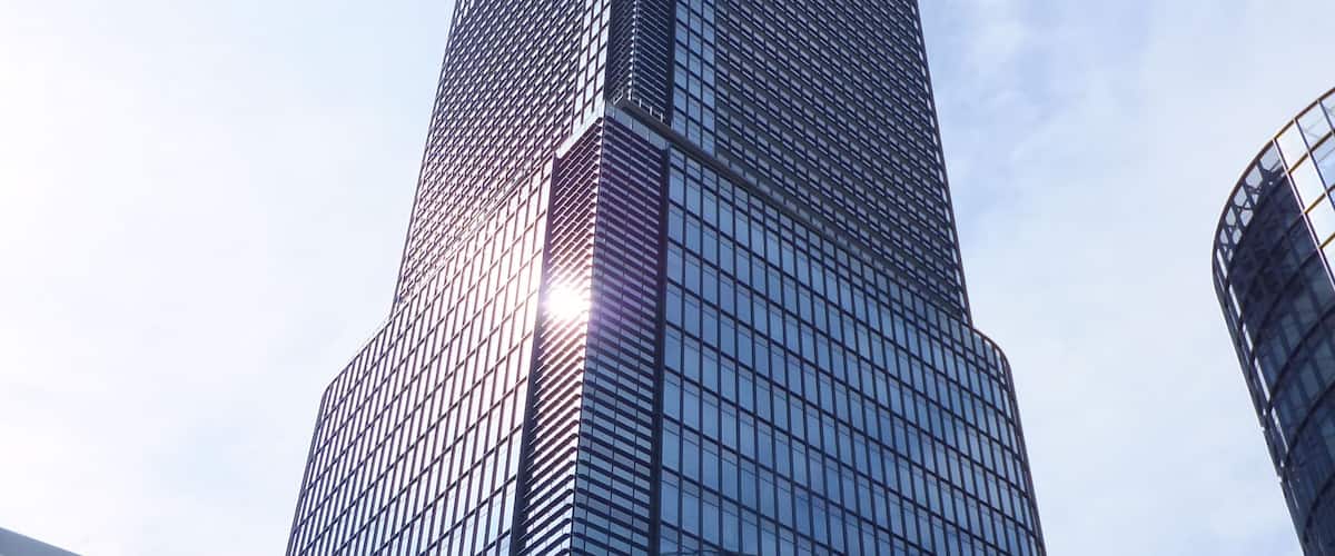ワテラスタワー、広場側より