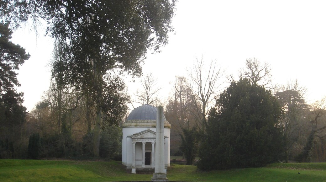 Ionic Temple and Obelisk in Chiswick Park