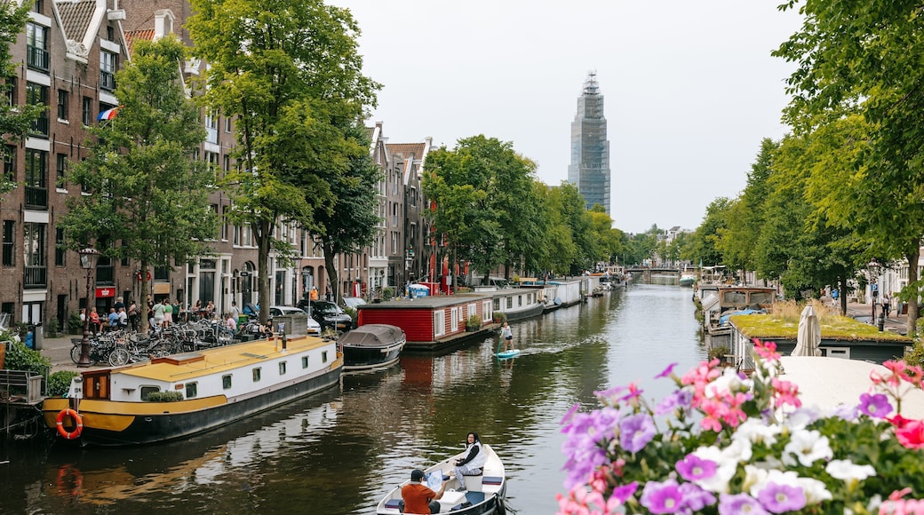 Grachtengordel-West which includes a river or creek