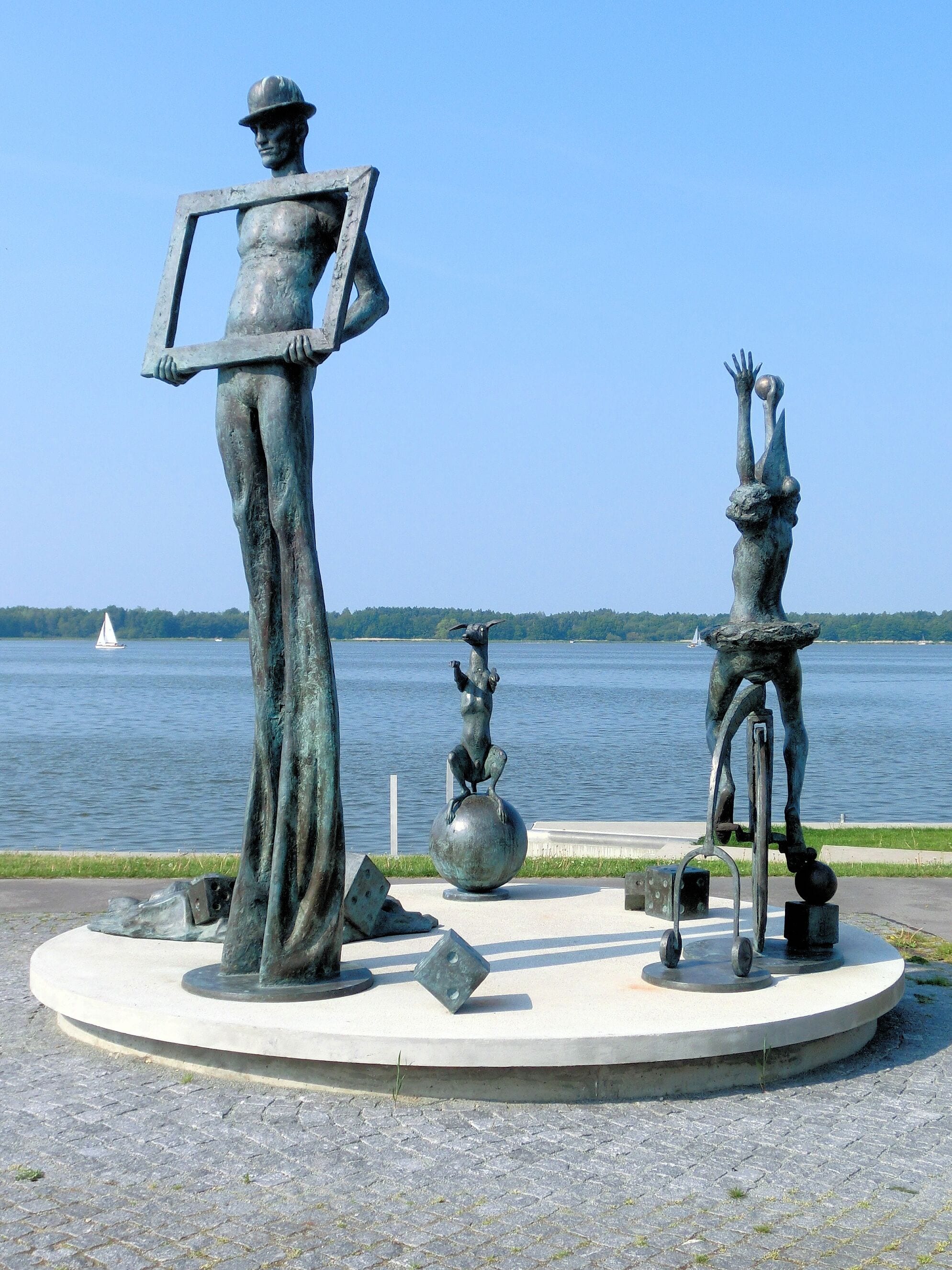 Figurengruppe "Der Zirkus kommt" von Jo Jastram in Ribnitz-Damgarten