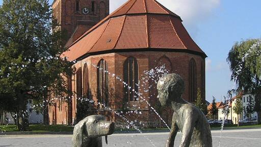 Market place in Ribnitz-Damgarten, Germany: view from the fountain to St Mary's church. The Sculptures were made by Thomas Jastram. The fountain was produced by the Stone-Company Rechtglaub-Wolf from the Hanseatic town of Lübeck.