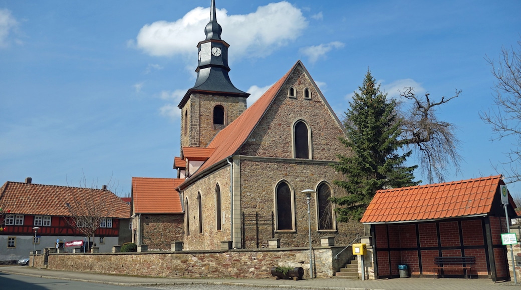 Eine Kirche mit einem hohen Kirchturm und einem Glockenturm.