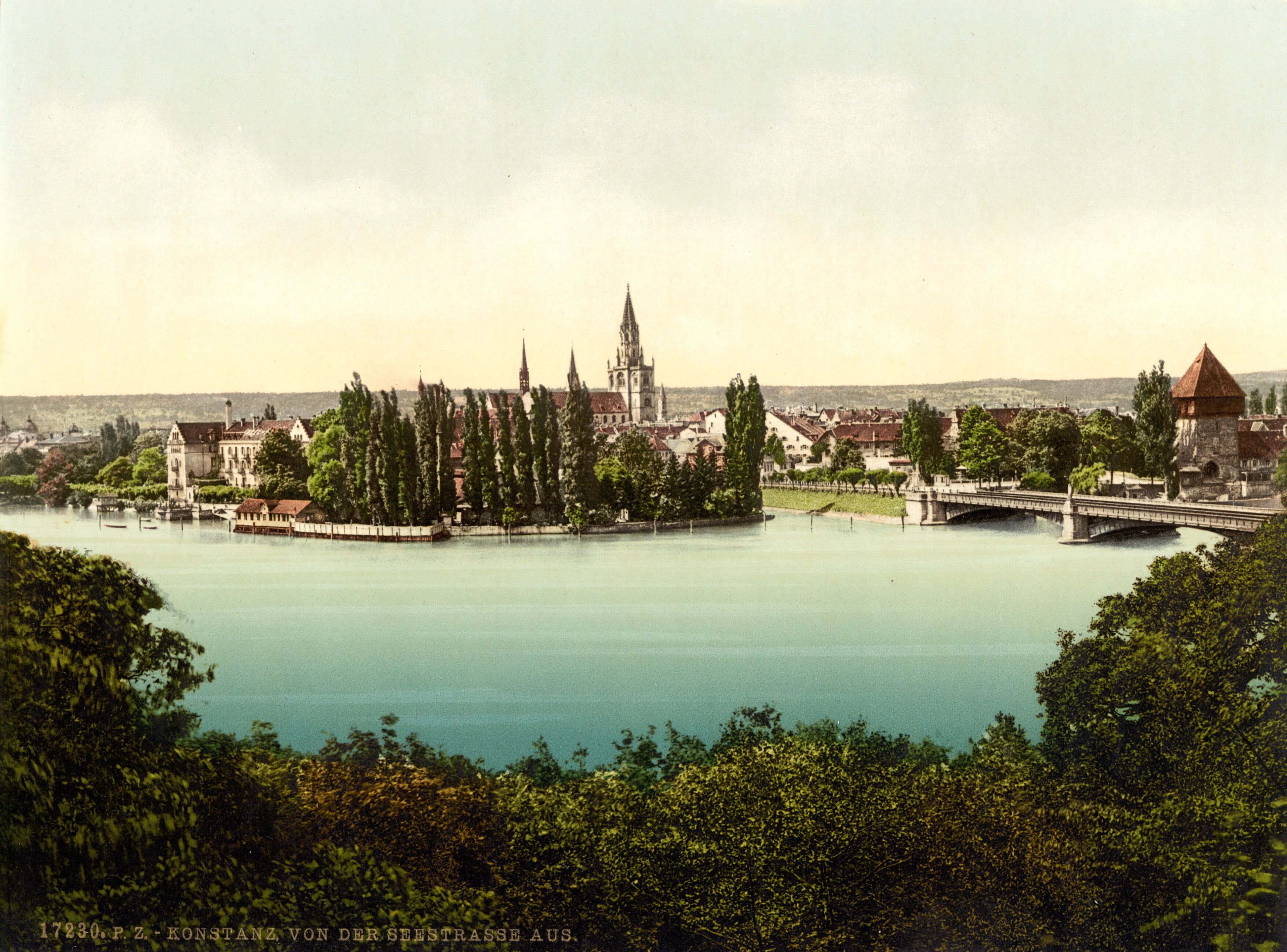 Een historische stad met een opvallende kerk, een brug en een rivier.